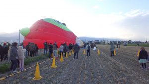 立ちあがるアルクマくんを見守るみんな